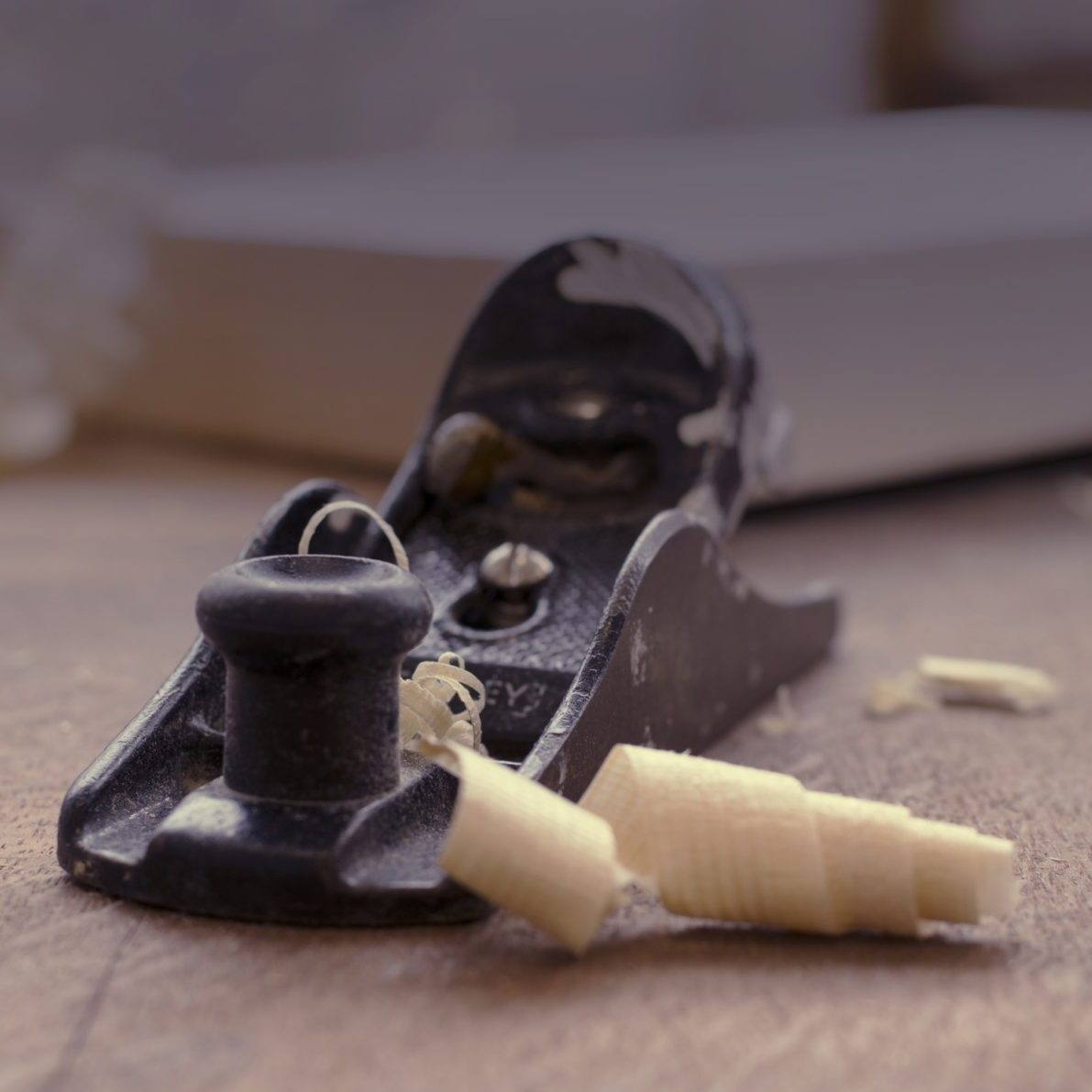 Hand plane with wood shavings